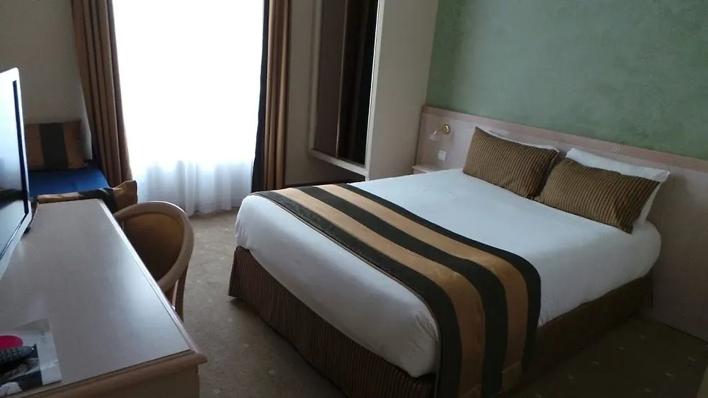Отель Champerret Elysees 3*